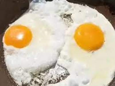 Moradora frita ovo na calçada de casa após Cuiabá bater recorde de calor com mais de 41°C