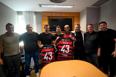 Wesley celebra renovação de contrato com o Flamengo até 2028 e faz promessa