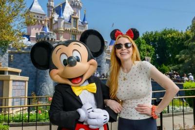 Lindsay Lohan curte a Disneylandia em família