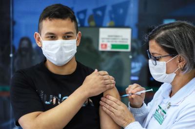 Secretaria de Saúde alerta para necessidade de reforçar a vacinação contra a Covid-19