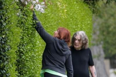 Ozzy Osbourne é visto caminhando sem bengala após cirurgia no quadril