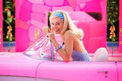 Equipe de Barbie surge deslumbrante em evento promocional para filme