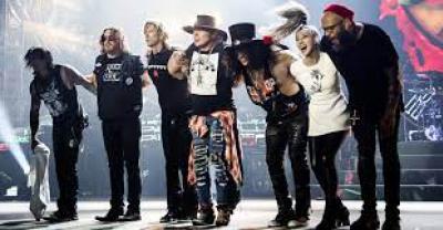 Guns N’Roses briga com jornalistas que detonaram a banda e prova que vive 100% no passado