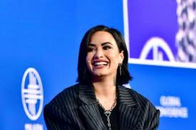 Demi Lovato revela que está com deficiência visual e auditiva