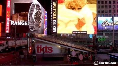 Morte de Dercy Gonçalves completa 15 anos e humorista recebe homenagem na Times Square