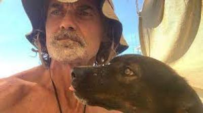 Náufrago australiano que foi resgatado junto com a cadela deixa o animal para trás e volta para casa