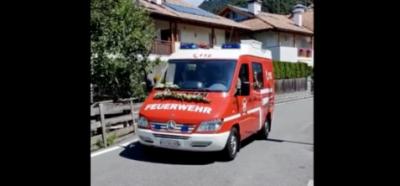 Noiva pega carona com ambulância para ir a casamento na Itália