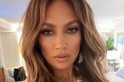 Jennifer Lopez sensualiza de lingerie aos 54 anos e é criticada