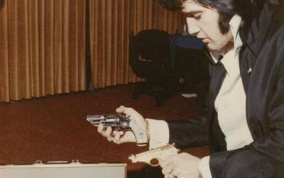 Revólver de Elvis Presley vai à leilão por valor superior a R$ 441 mil