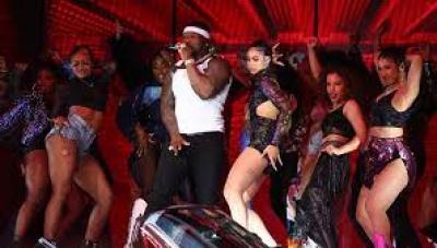 50 Cent arremessa microfone durante show e acerta fã na cabeça