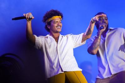 Banda de Bruno Mars surpreende e toca ‘Evidências’ no The Town