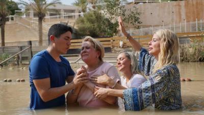 Karina Bacchi e pastor são acusados de abandonar fiéis em caravana perto de Israel