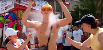 casal vende jato de desodorante durante carnaval de rua em Florianópolis