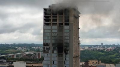 dificuldades para combate as chamas em prédio no Paraguai