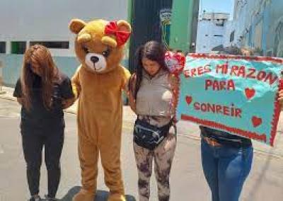 Policial se disfarça de ursinho romântico para prender suspeitas de tráfico de drogas no Peru